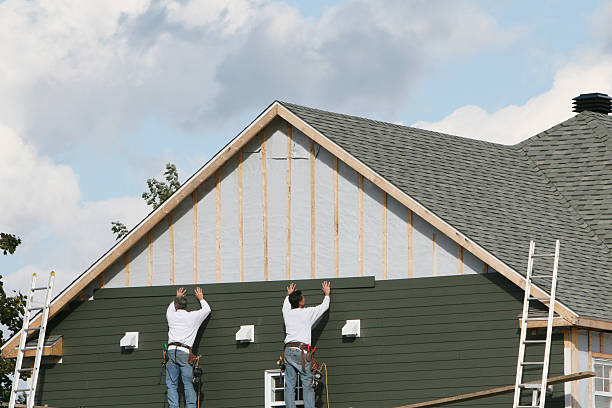 Professional Siding Contractor technician working in Streamwood, IL